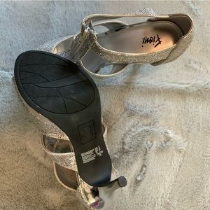 fioni silver heels